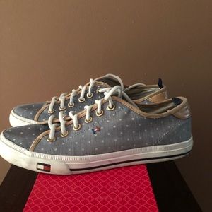 Tom Tommy here figure tennis shoes